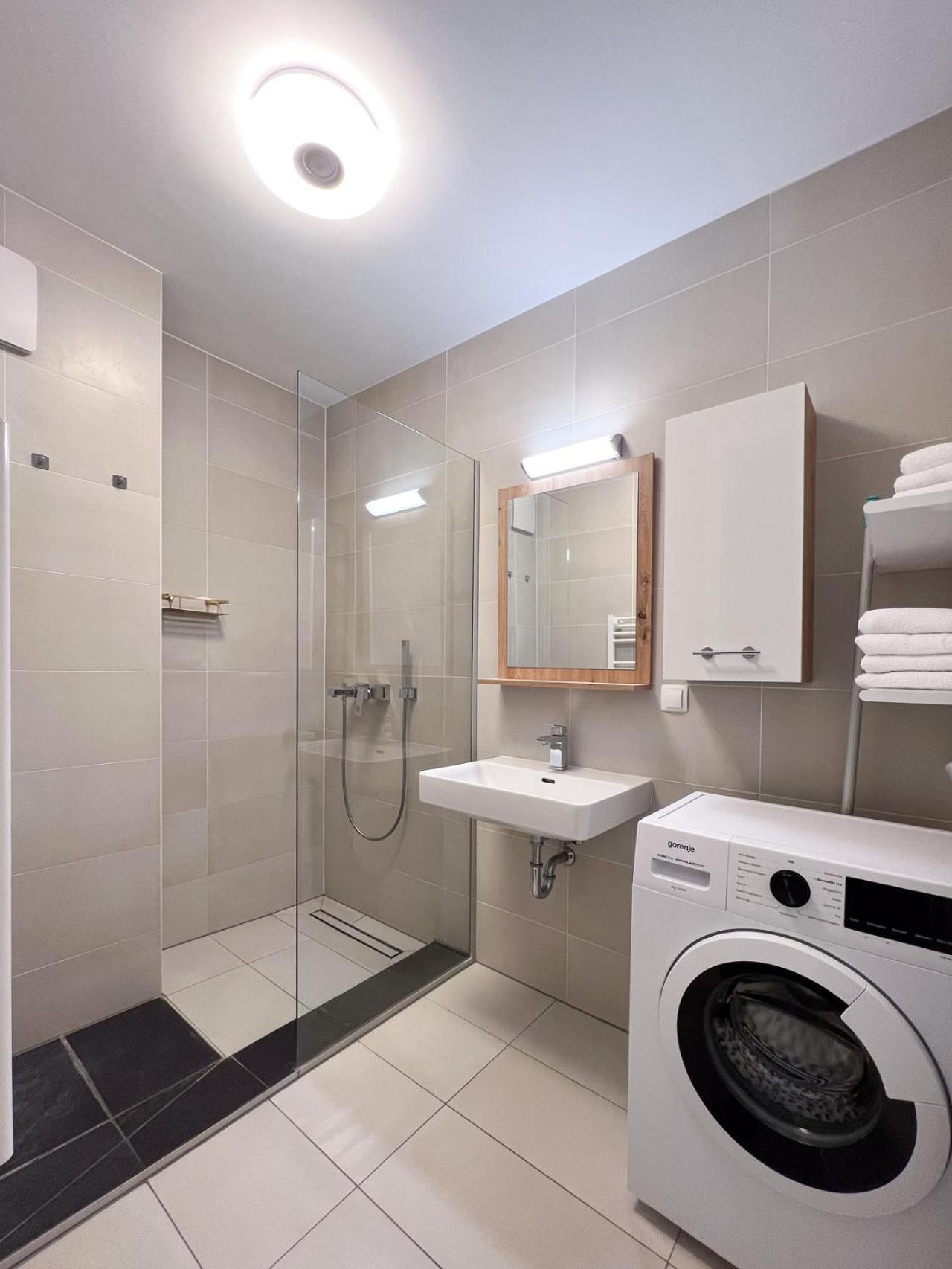 Modern Apartment W/ Cozy Balcony Near City Center 비엔나 외부 사진