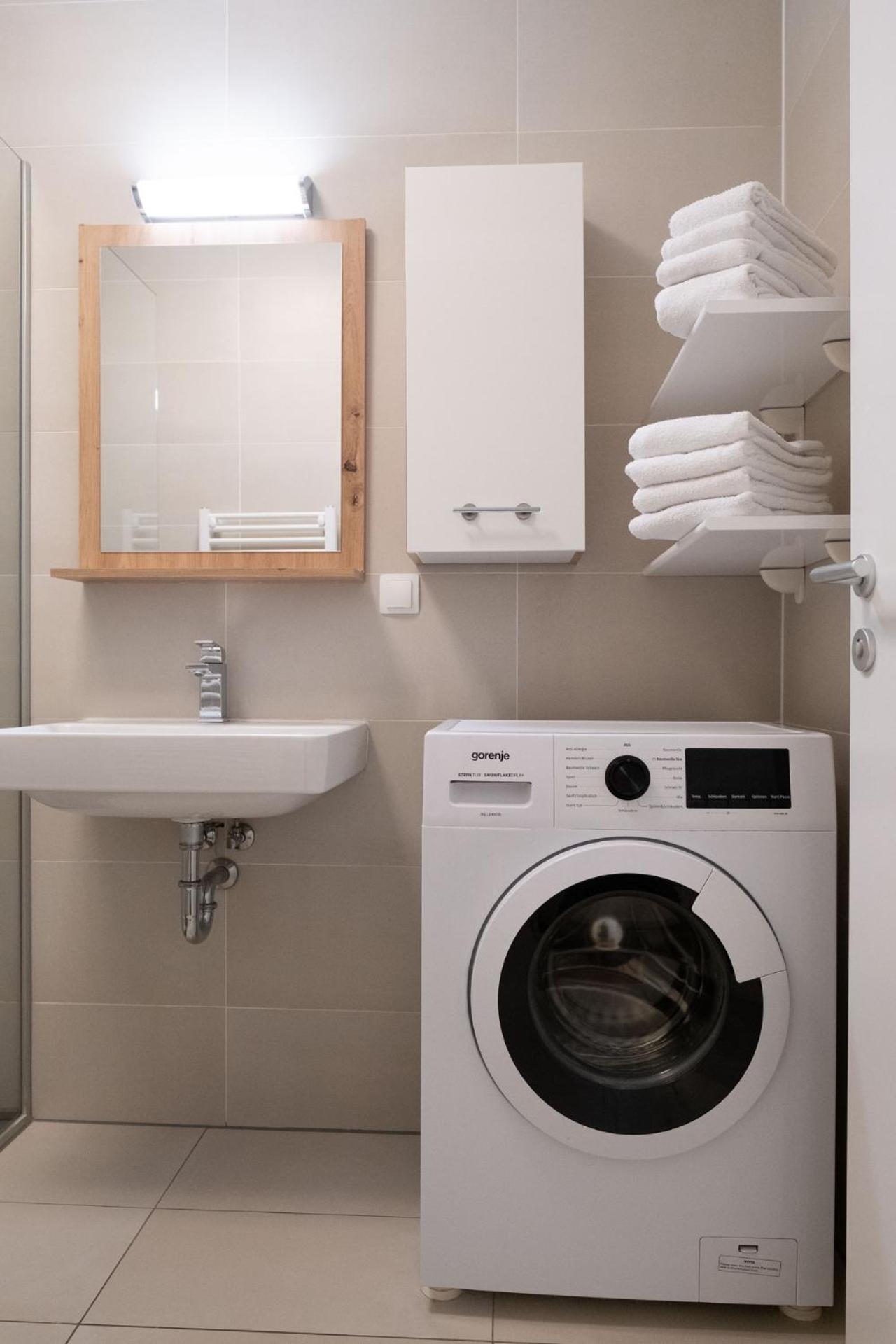 Modern Apartment W/ Cozy Balcony Near City Center 비엔나 외부 사진